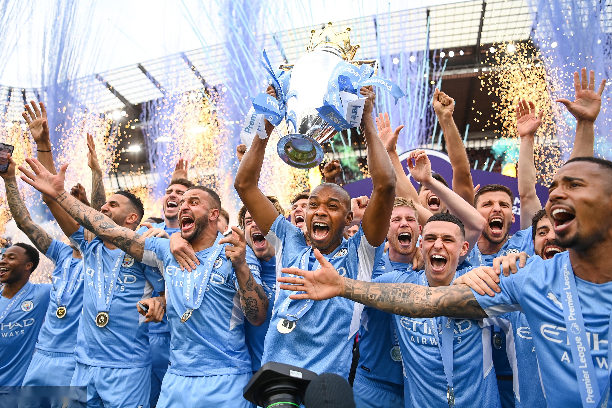 展示出他在 展示出他在